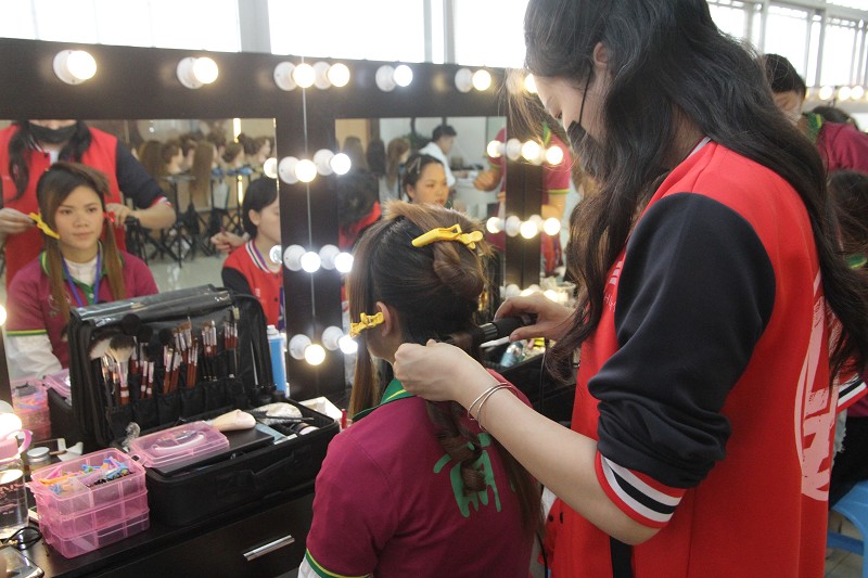 南寧化妝學(xué)校 盤發(fā)練習(xí)