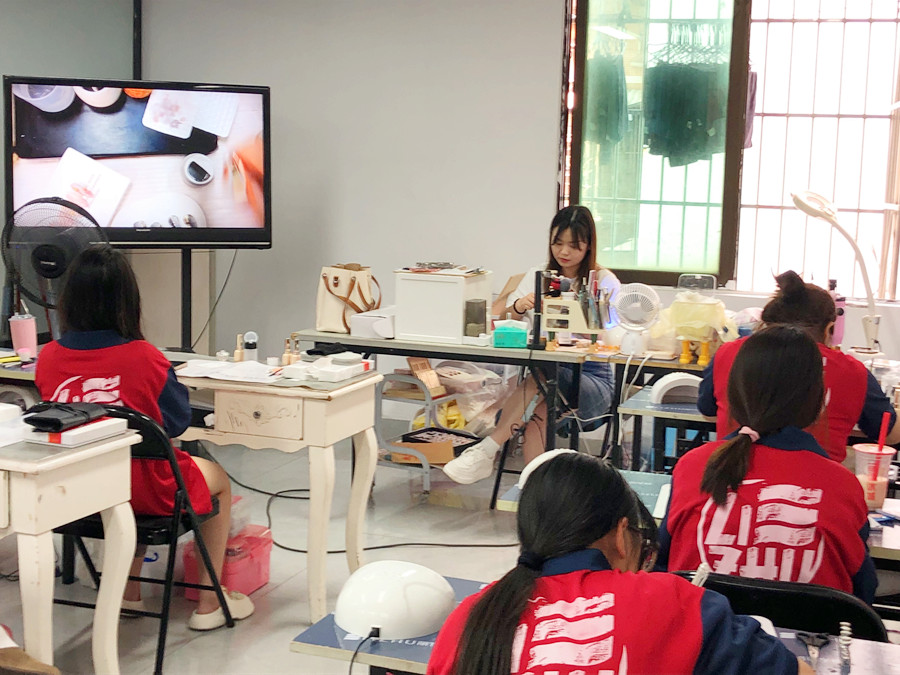 想在南寧學(xué)美甲技術(shù)，歡迎報讀麗竹學(xué)校