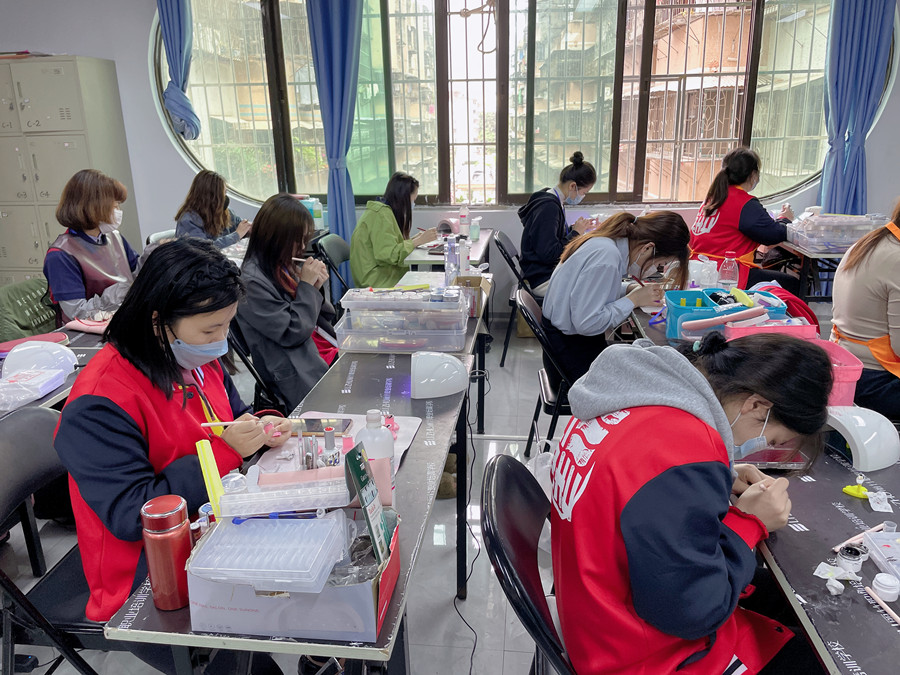 廣西美甲課堂練習(xí)：學(xué)美甲從零開始