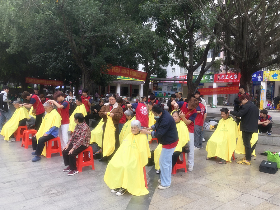 南寧美發(fā)學(xué)校外出實(shí)踐活動(dòng)，檢驗(yàn)學(xué)員技術(shù)能力